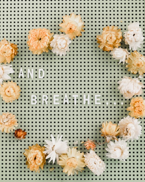 Blumenkranz mit Schrift And Breathe