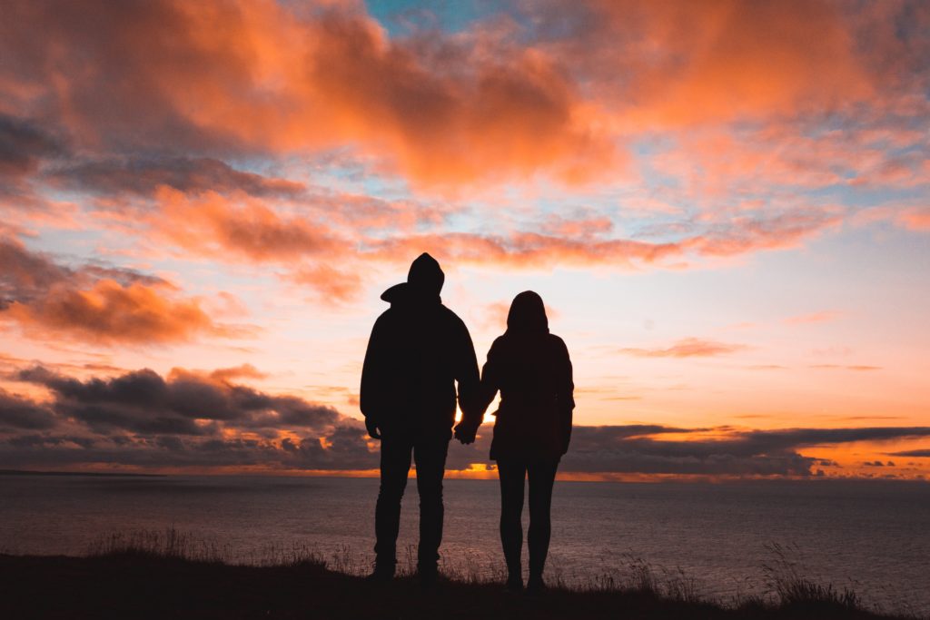 Paar im Sonnenuntergang Dos und Don'ts in einer Beziehung: Vertrauen ist ein klares Do