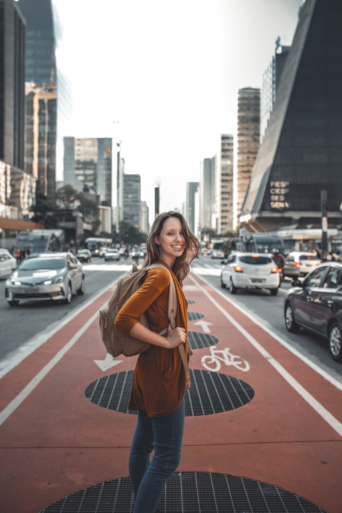 Portrait einer Frau mit Rucksack Reisefreudige mit Rucksack