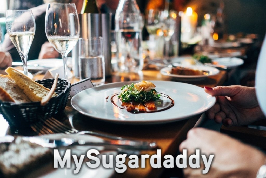 Michelin Restaurant Man sieht einen gedeckten Tisch in einem Restaurant. Das Essen sieht köstlich aus. Eine unglaubliche PrÀsentation. Vielleicht ist es ein Michelin Restaurant?