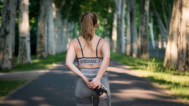 Rückenansicht einer Frau, die Sport treibt